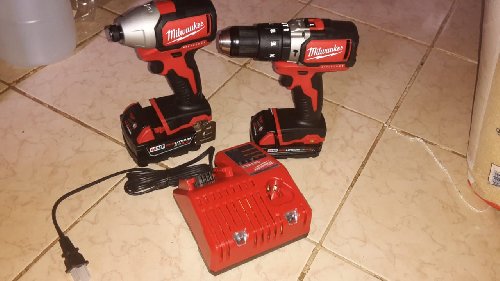 Milwaakee Cordless Drill/Driver Kit 