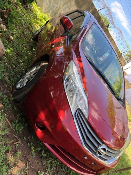 2013 red Nissan note