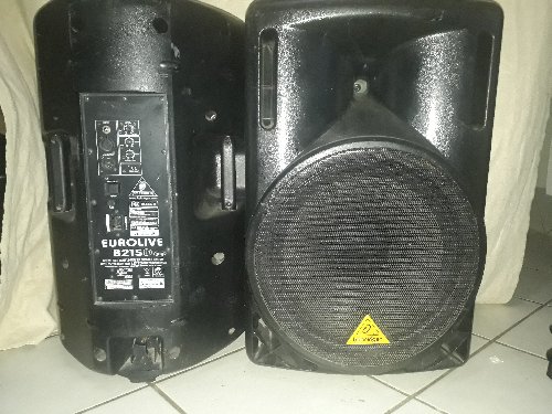 2 Behringer EUROLIVE B215D Active PA Speaker 