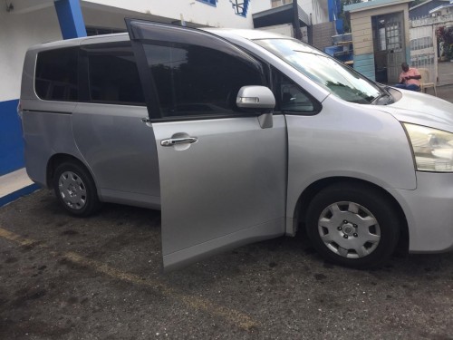 2009 Toyota Noah. MUST SELL