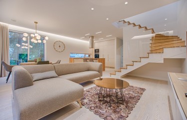 Beautiful , Elegant And Modern Sofa Set 