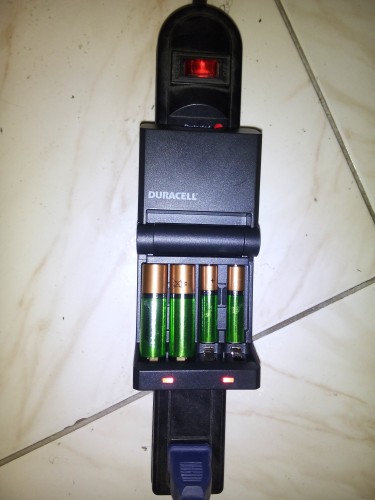 Duracell Ion Speed Battery Charger WITH 2AA & 2AAA