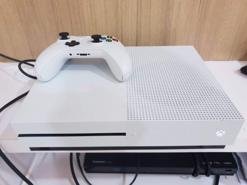 FULLY WORKING FAILY NEW XBOX ONE S 1TB