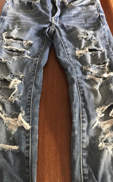 AMERICAN EAGLE RIPPED JEANS Size 2