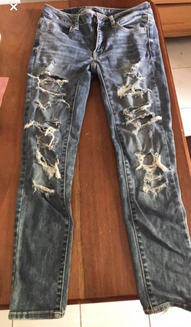 AMERICAN EAGLE RIPPED JEANS Size 2