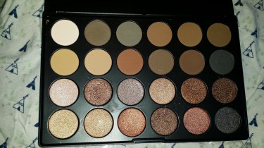 Makeup And Eye Shadow Pallet For Sale 