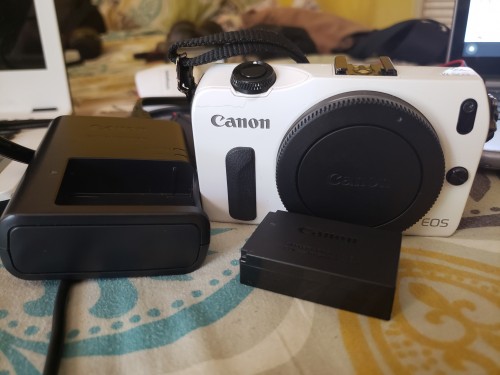 Canon EOS M1