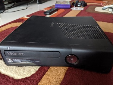 XBox 360 Good Condition. 2 Controllers (wireless)