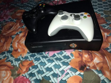 Xbox 360- 2 Controls, GTA V & MW3 (Good Condition)
