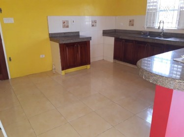 UNFURNISHED SPACIOUS 1 BEDROOM FLAT IN QUIET AREA