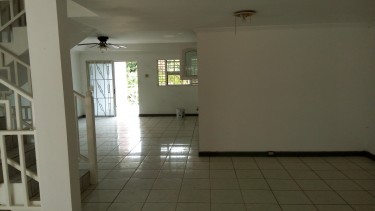 3 Bedroom Townhouse Near Barbican