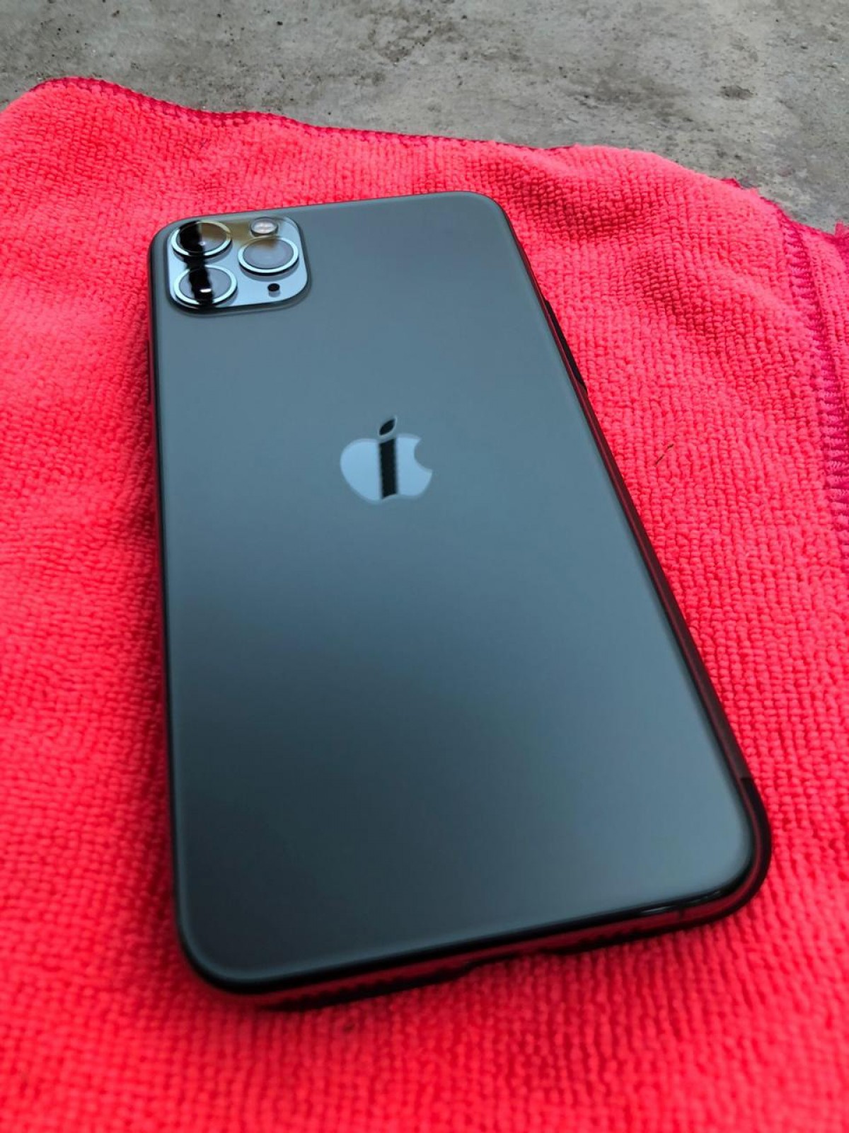 SELLING MY IPHONE 11 PRO MAX