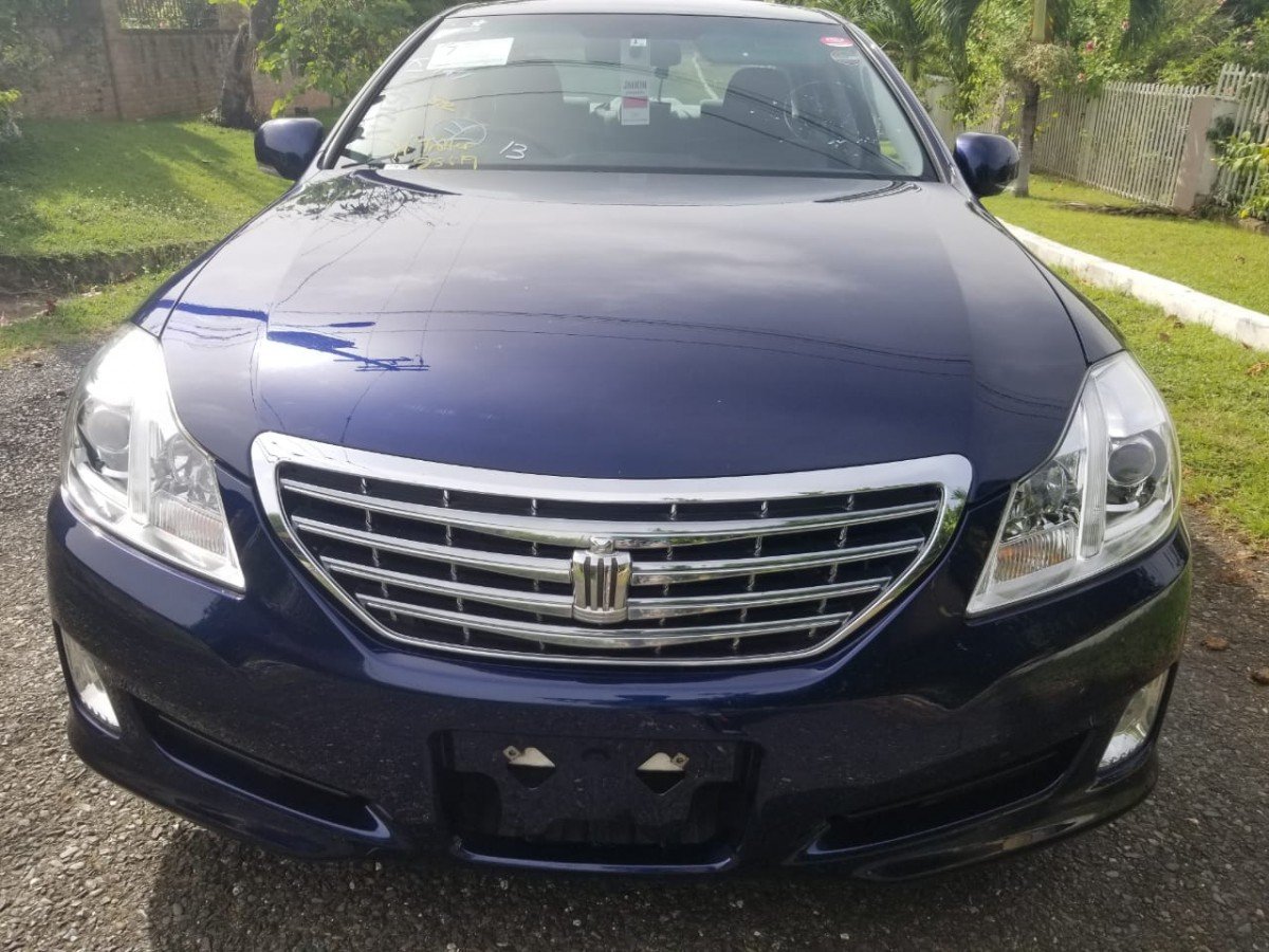 Toyota Crown Royal Saloon 2010