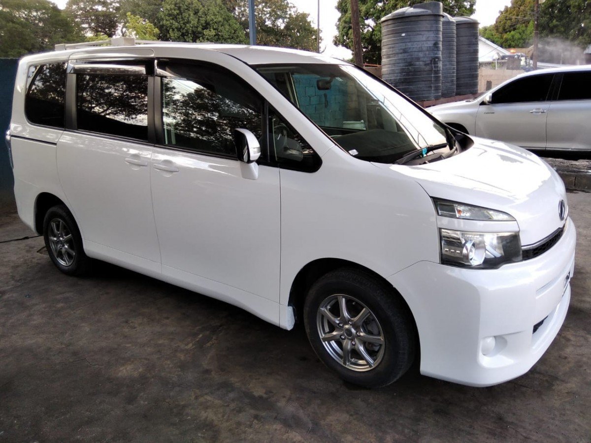 Toyota voxy 2013