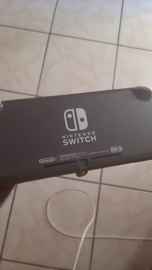 LIKE NEW NINTENDO SWITCH FOR SALE COME WITH 8GAMES