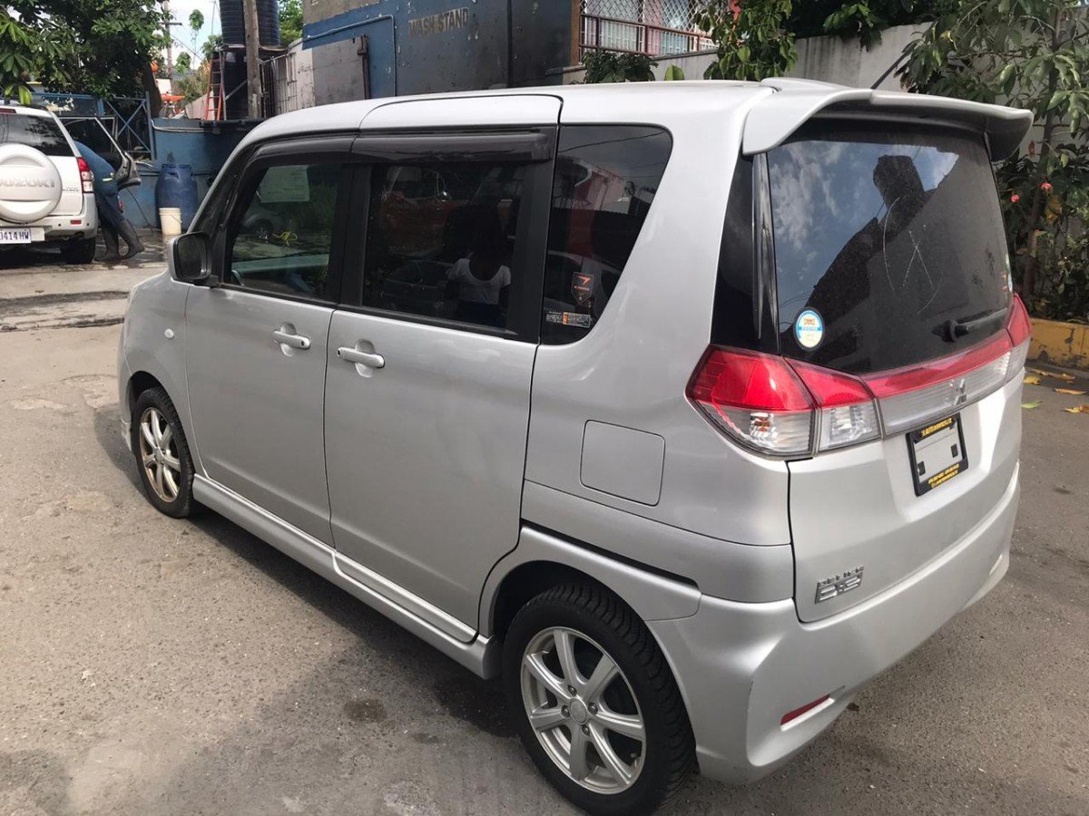 Mitsubishi delica d2 hybrid