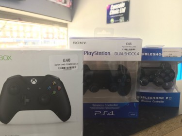 PLAYSTATION 4 AND XBOX ONE S GAMES AND CONTROLLERS
