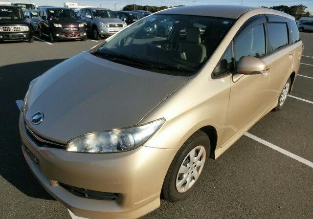 Toyota wish 2012 год