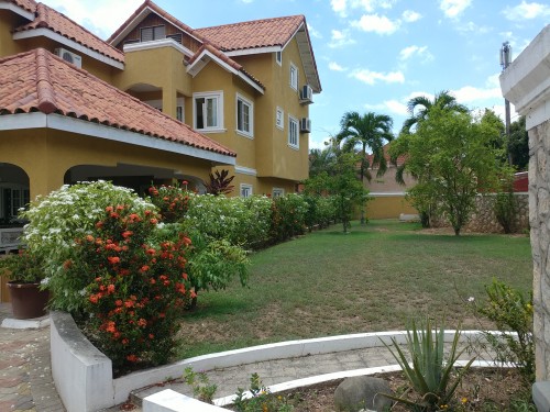 3 Bedroom 3 Bathroom With Swimming Pool
