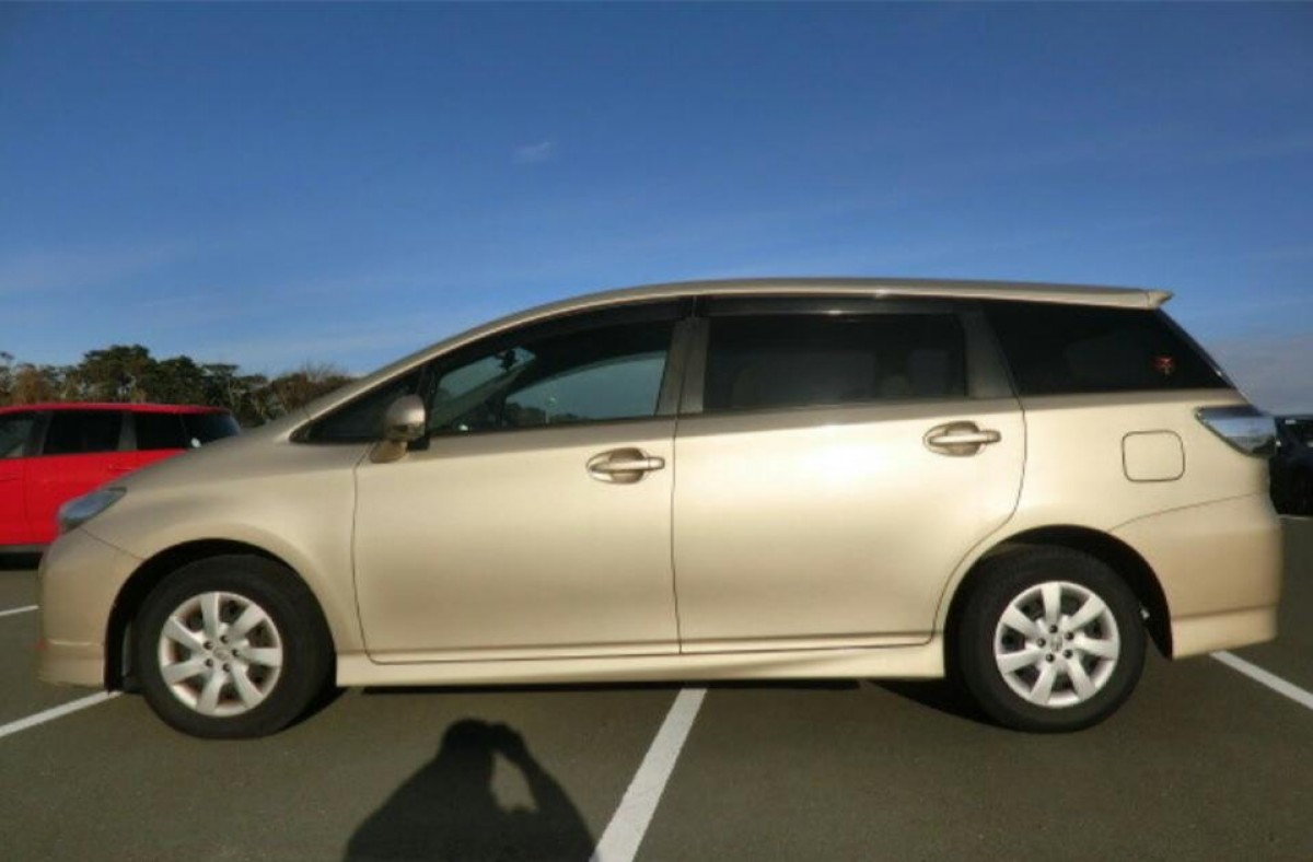 Toyota wish 2012 год