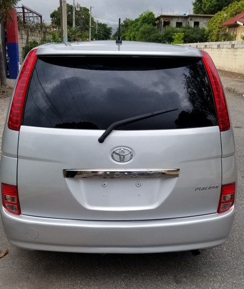 2009 Toyota Isis..used