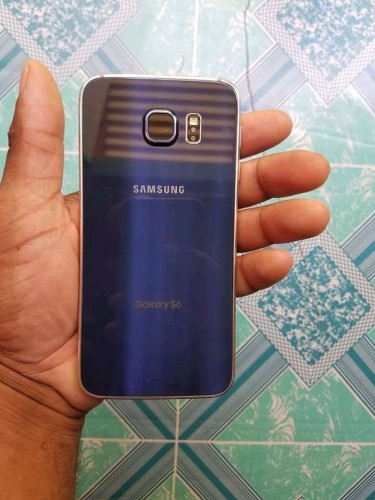 Samsung Galaxy S6 And Wireless  Charger 