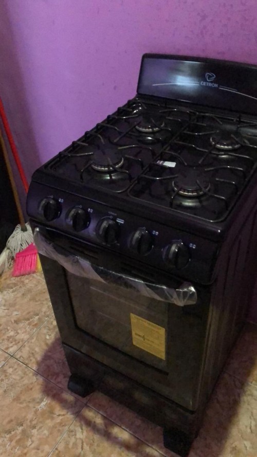 Stove Fairly New ,oven Never Been Use Before Clean