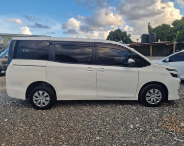 TOYOTA VOXY 2017 (Newly Imported)