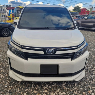 TOYOTA VOXY 2017 (Newly Imported)