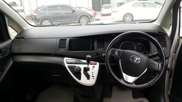 Toyota Isis Platana 2014