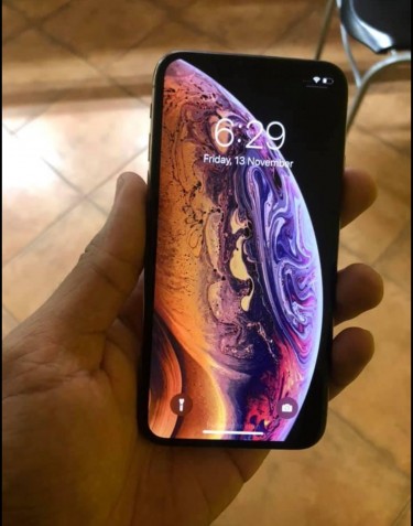 265 GB Apple IPhone XS (With Slight Airline Crack)