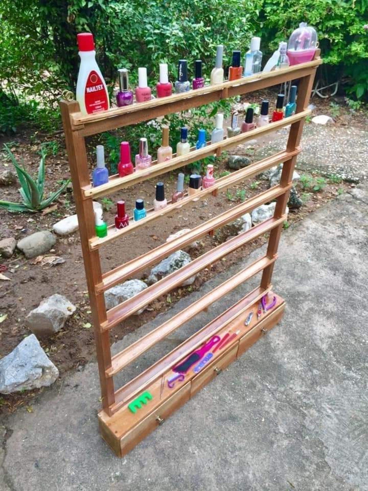 Beauty and Gardens: DIY Nail Polish shelf display