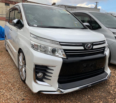 TOYOTA VOXY ZS 2016 (Newly Imported)