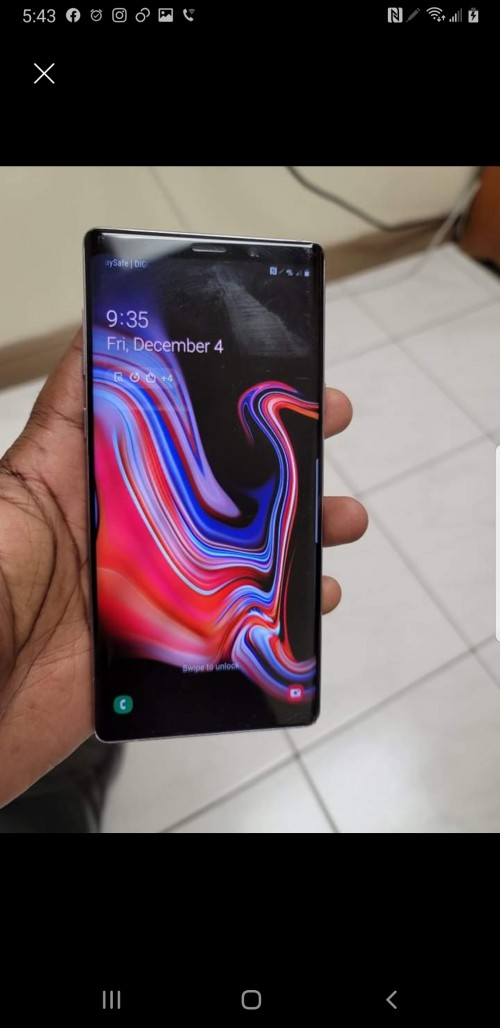 Note 9 128 CRACK AT TIP BOTTOM BLACK OF THE PHONE