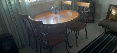 DEAL!! Like New 4-seater Dining Table 