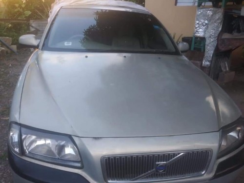 Volvo 2ooo Driving Car In Good Condition