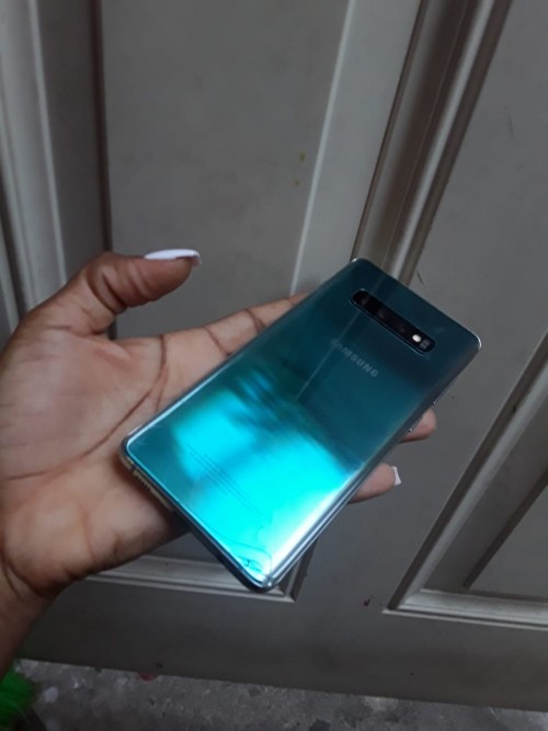 S10plus 128Gb DUAL SIM SCRATCHES ON THE SCREEN