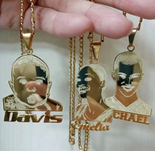 Add Both Picture And Name To A Necklace