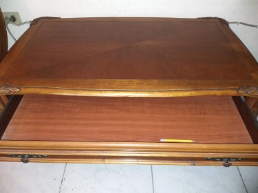 Beautiful Coffee Table With 2 Drawers 