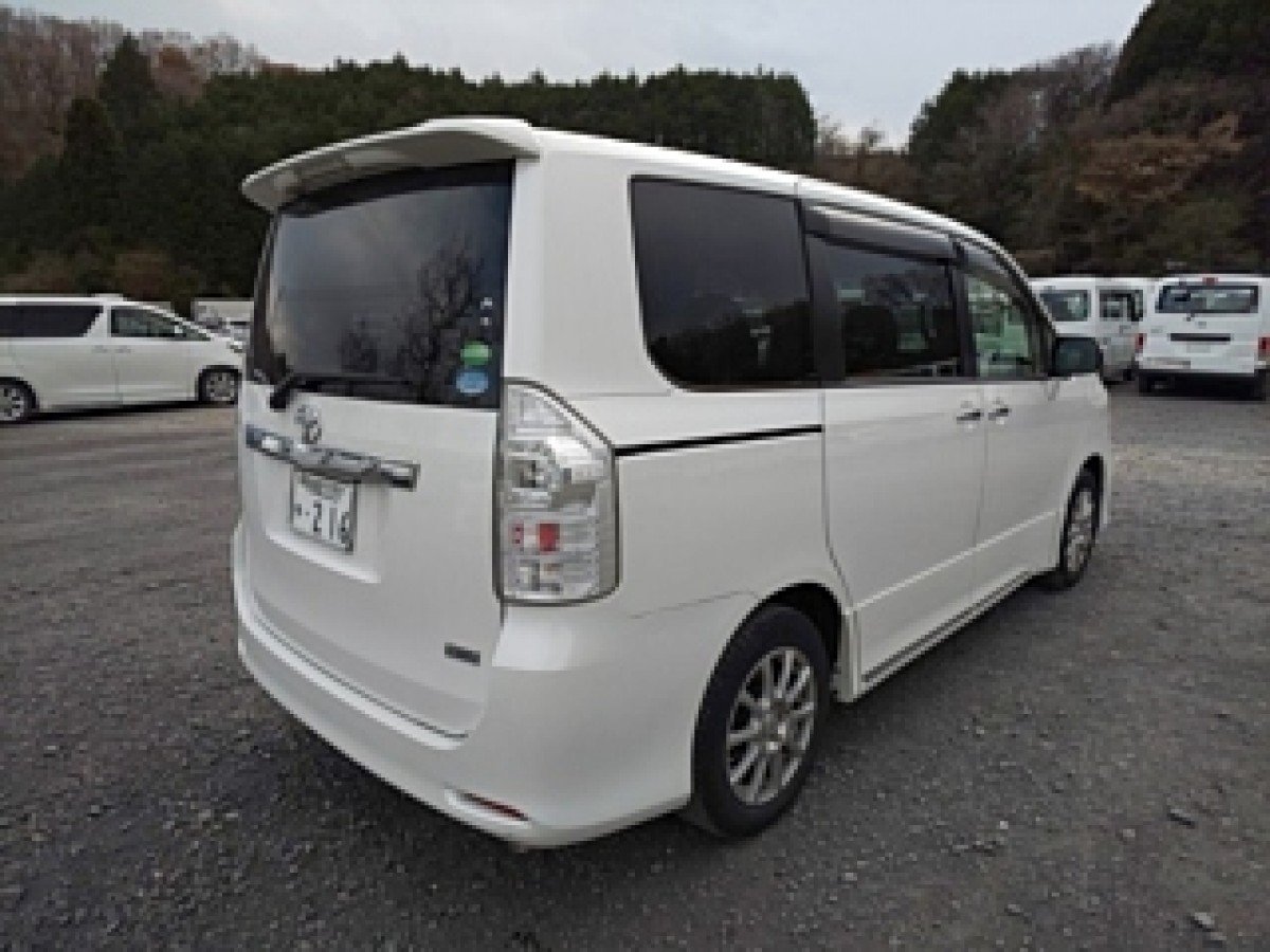 Toyota voxy 2013