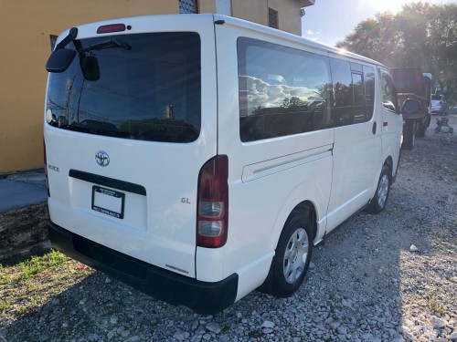 2010 Toyota Hiace Bus