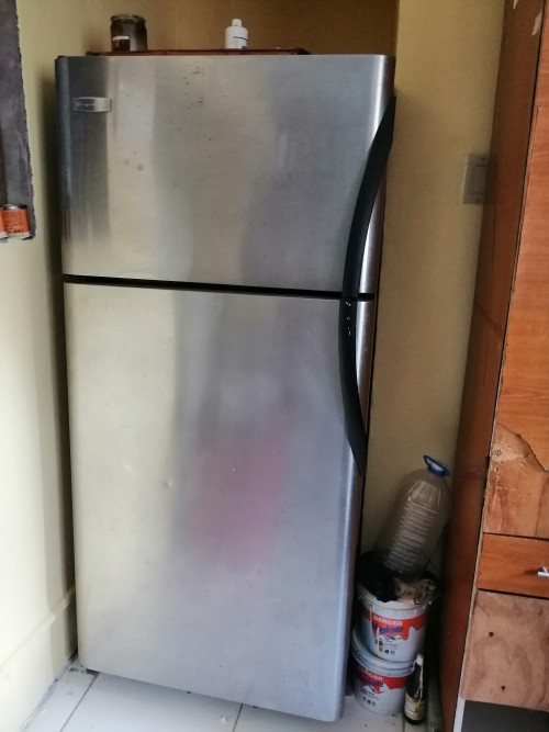 Frigidaire 18cu Ft -- Stainless -- NEED COMPRESSOR