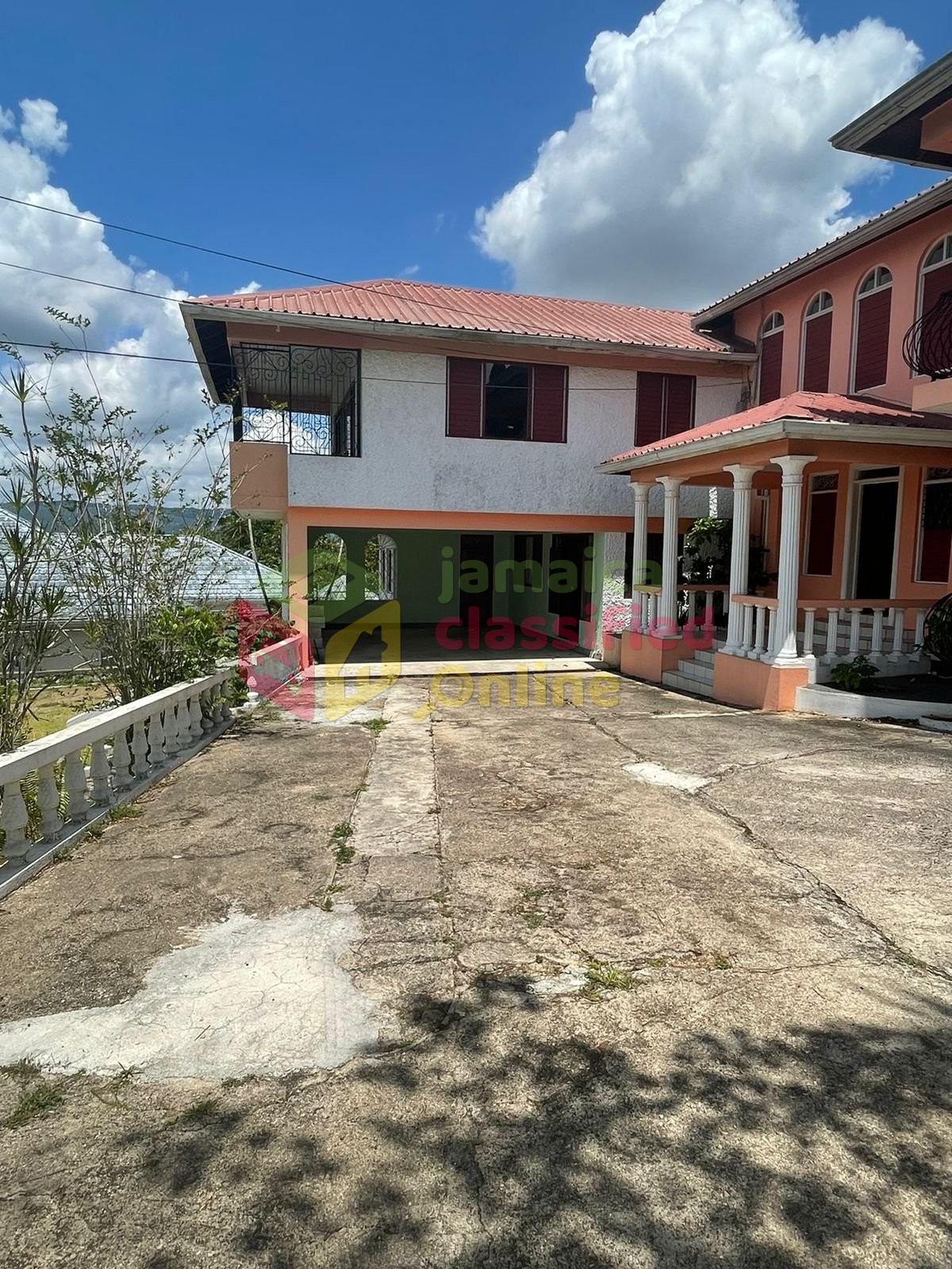 For Sale: 8 Bedroom 6 Bathrooms Family Home Large Yard Space ...