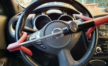 One Steering Wheel Lock Against Theft