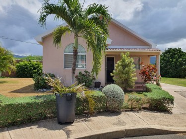 Beautiful 2 Bedroom 1 Bath Caymanas Country Club