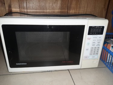 Microwave For Parts (the Cord Needs To Be Changed)