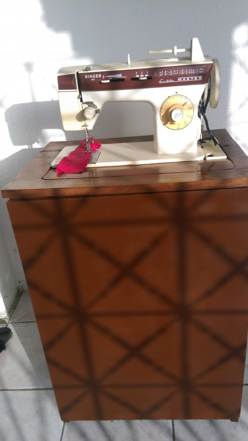 Singer Sewing Machine With Cabinet