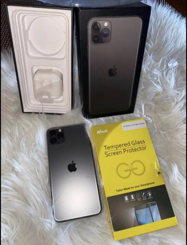 IPHONE 11 PRO MAX 256GB 10/10 TRADE FOR S21 ULTRA 