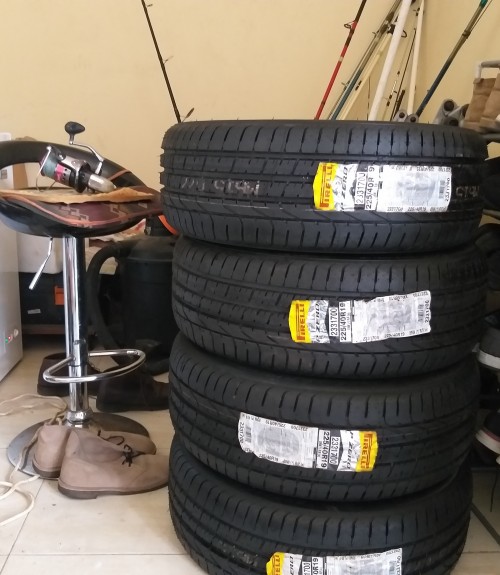 Set Brand New Pirelli Runflat 225/40R19 Tyres