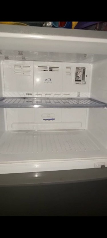 Frigidaire Refrigerator (Read Comments)
